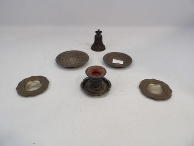 un grand nombre d'objets posés sur une table