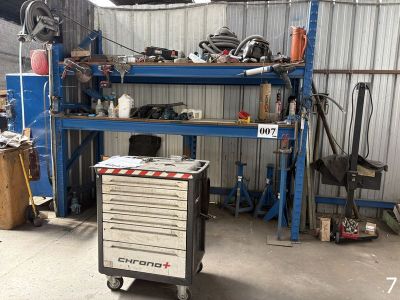 une photo d'un garage avec un établi et des outils dessus