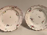 deux assiettes à motifs floraux posées sur une table