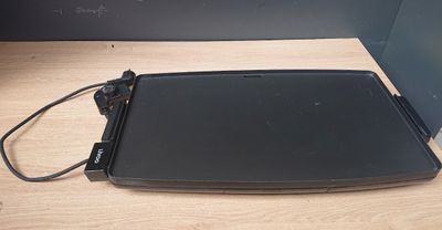 l'image d'un ordinateur portable posé sur une table en bois