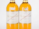 deux bouteilles de vin posées l'une à côté de l'autre sur une surface blanche
