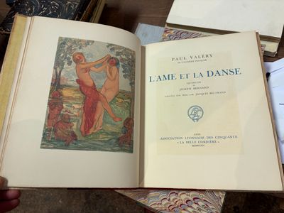quelqu'un tient un livre sur lequel figure la photo d'une femme nue