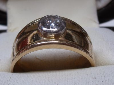 Bague jonc en or jaune 18K, sertie d’un diamant rond d’env.