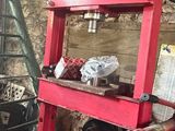 une photo d'un établi rouge dans un garage