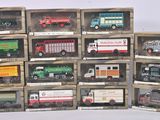 de nombreux types de camions jouets dans une vitrine