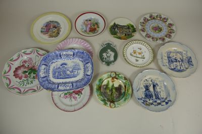 un grand nombre d'assiettes posées sur une table