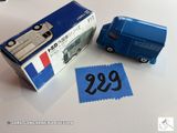 un petit camion bleu avec un autocollant à côté
