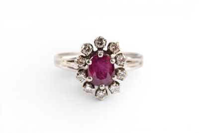 BAGUE en or blanc 750 millièmes griffée d'un rubis (5 x 7 mm…