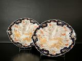 deux assiettes ornées d'un motif, posées sur une table