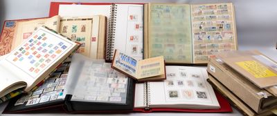 un grand nombre de livres posés sur une table