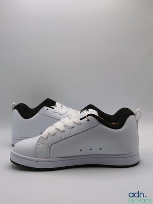 les baskets blanches et noires sont posées sur une surface blanche
