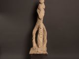 une statue de femme avec un chapeau sur la tête