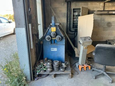 une machine bleue qui se trouve dans un garage