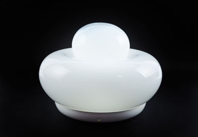 une image représentant un vase blanc posé sur une table noire