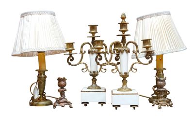 trois lampes placées l'une à côté de l'autre sur une table