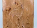 un gros plan sur un morceau de bois sur lequel est sculpté un oiseau