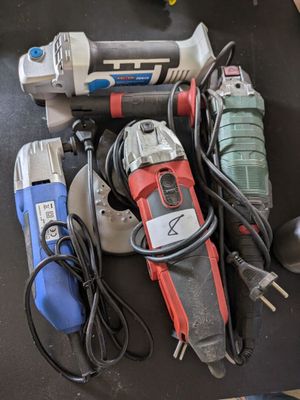 de nombreux outils posés ensemble sur une table