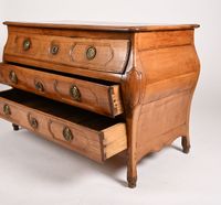 Commode tombeau en noyer mouluré ouvrant par trois tiroirs e… (photo 4)