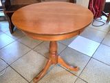 une table posée sur le sol de la pièce