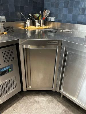 un plan de travail en acier inoxydable dans un coin de la cuisine