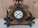 une horloge posée sur une table en marbre
