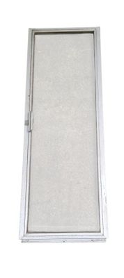 un gros plan d'une fenêtre sur fond blanc, avec un fond blanc