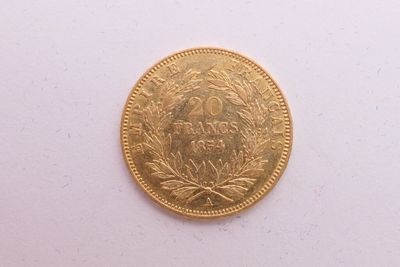 une image d'une pièce d'or sur une surface blanche