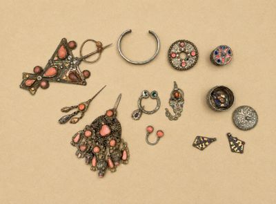 de nombreux types de boucles d'oreilles et de bagues posés sur la table
