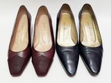 trois paires de chaussures de femmes sont alignées sur une surface blanche
