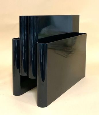 un serre-livres noir posé sur une surface blanche