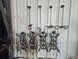 un grand nombre d'outils accrochés au mur