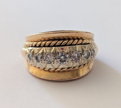 une image représentant une bague en or sertie de diamants