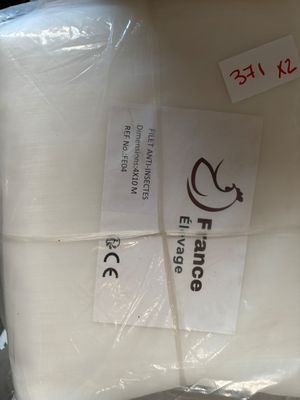 un sac de papier toilette blanc emballé dans du plastique
