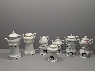 Ensemble de sept tisanières en porcelaine blanche, époque XX…