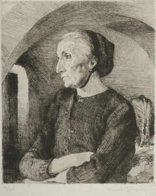 portrait d'une vieille femme en robe noire, les bras croisés