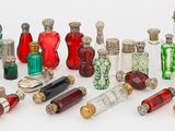 un grand nombre de bouteilles en verre posées sur une table