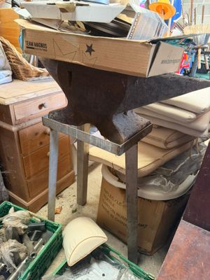 une pile de boîtes et d'autres objets dans une pièce