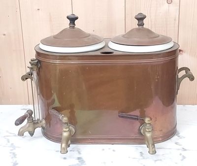 deux casseroles marron posées sur une table en bois