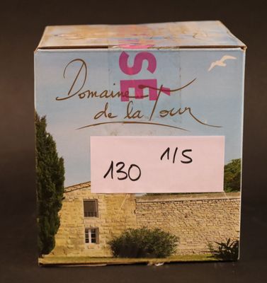 une boîte en carton sur laquelle est représenté un bâtiment