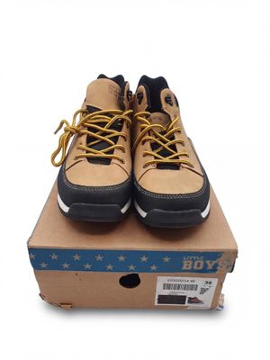 chaussures pour homme marron et noires dans une boîte, sur fond blanc
