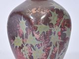 un vase posé sur une surface blanche