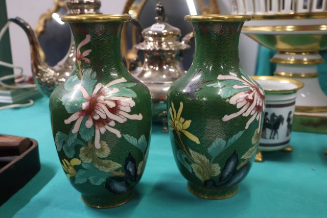 Paire de vases en émail cloisonné à décor d’oiseau et fleurs H : ...
