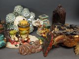 un grand nombre de figurines posées sur une table