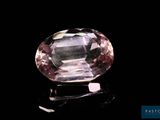 gros plan d'un diamant rose sur une surface noire