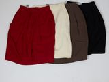 trois shorts sont alignés sur une surface blanche