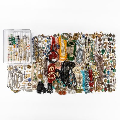 de nombreux types de bijoux exposés sur un fond blanc