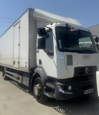un camion blanc garé dans un parking