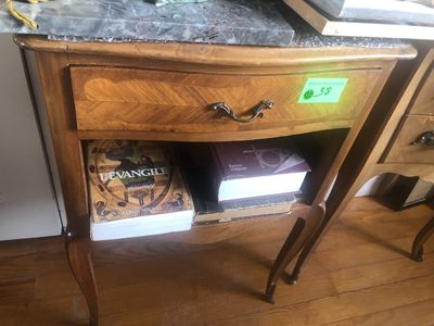 une table en bois avec un plateau en marbre et un tiroir