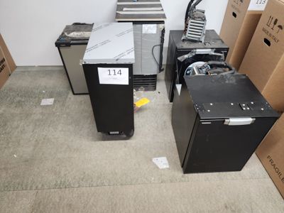 un grand nombre de cartons posés sur le sol
