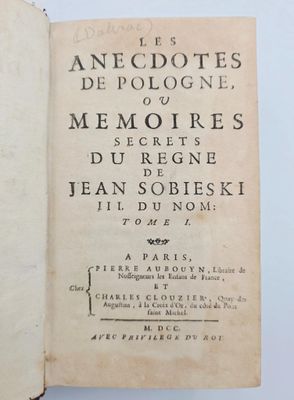 un livre ouvert avec un titre en noir et blanc